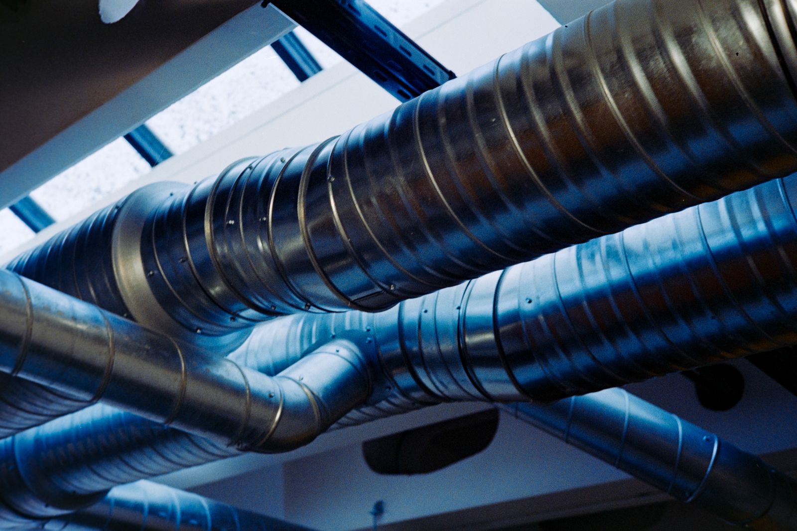 Moderne HVAC-ventilatiekanalen in een gebouw